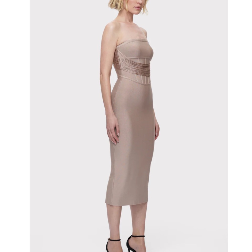 Herve Leger Strapless Nude/Taupe Bandage Midi Dress

DRAPED STRAPLESS FRINGE